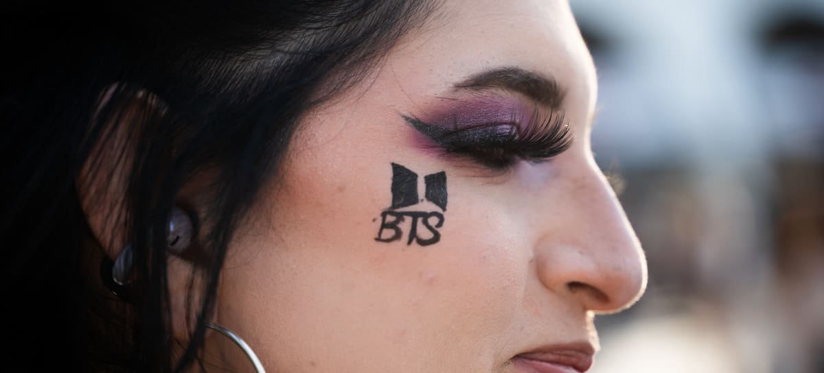 Una fan de BTS con la cara pintada