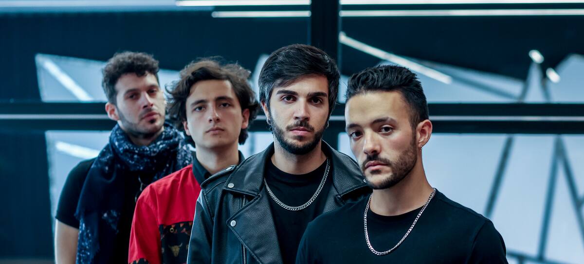 Arde Bogotá posando en las oficinas de Sony Music