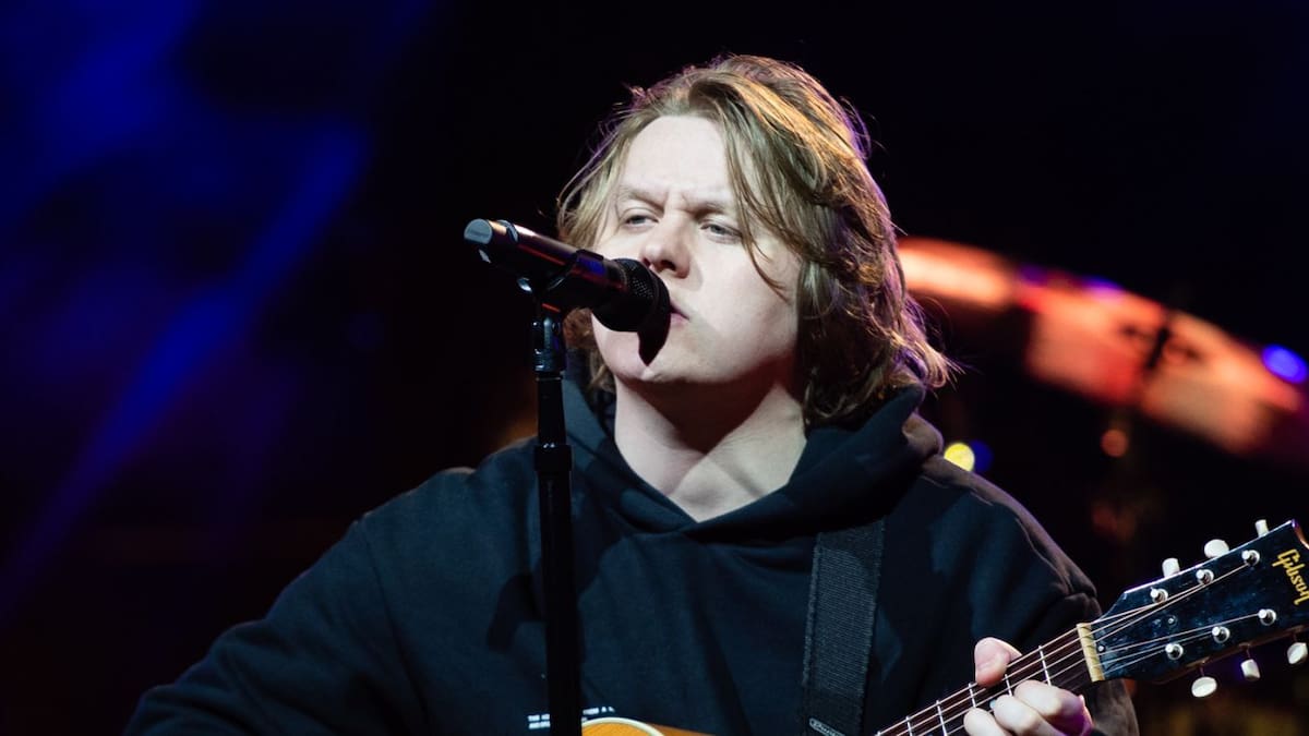 Lewis Capaldi Regresa con 'Survive': Una Canción Impactante Sobre su Salud y un Nuevo Comienzo