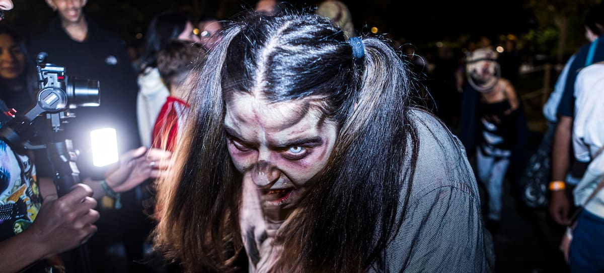 Una zombie de 'The Walking Dead Experience' en el Parque de Atracciones de Madrid. / David Benito/Getty
