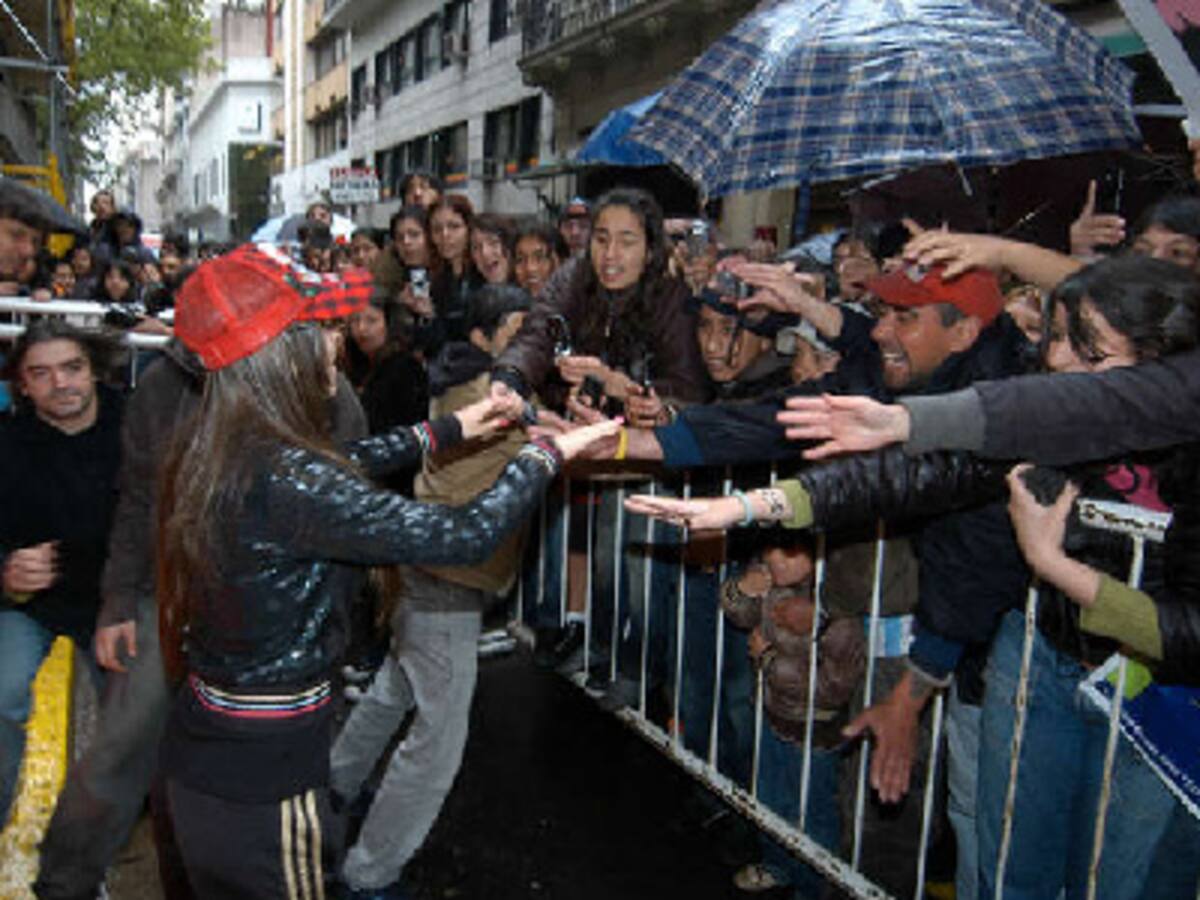 Belinda saluda a sus fans.