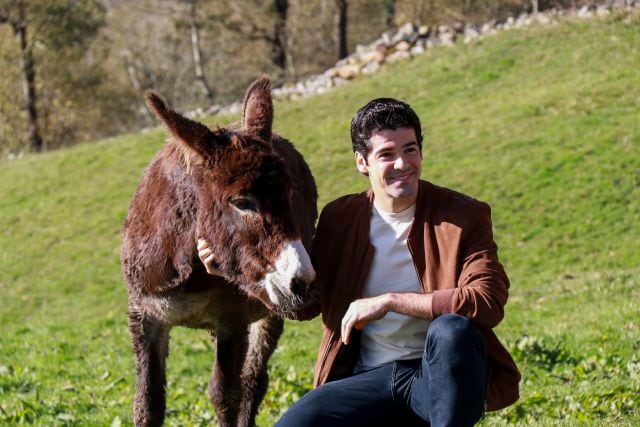 Miguel Ángel Muñoz y la burra Julia durante el rodaje de &#039;Dos vacas y una burra&#039;