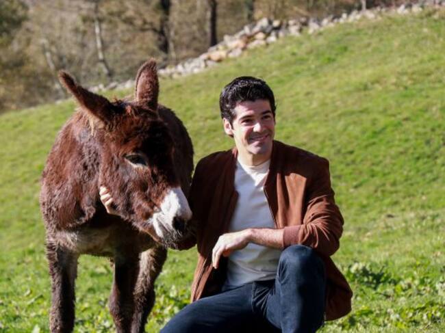 Miguel Ángel Muñoz y la burra Julia durante el rodaje de 'Dos vacas y una burra'