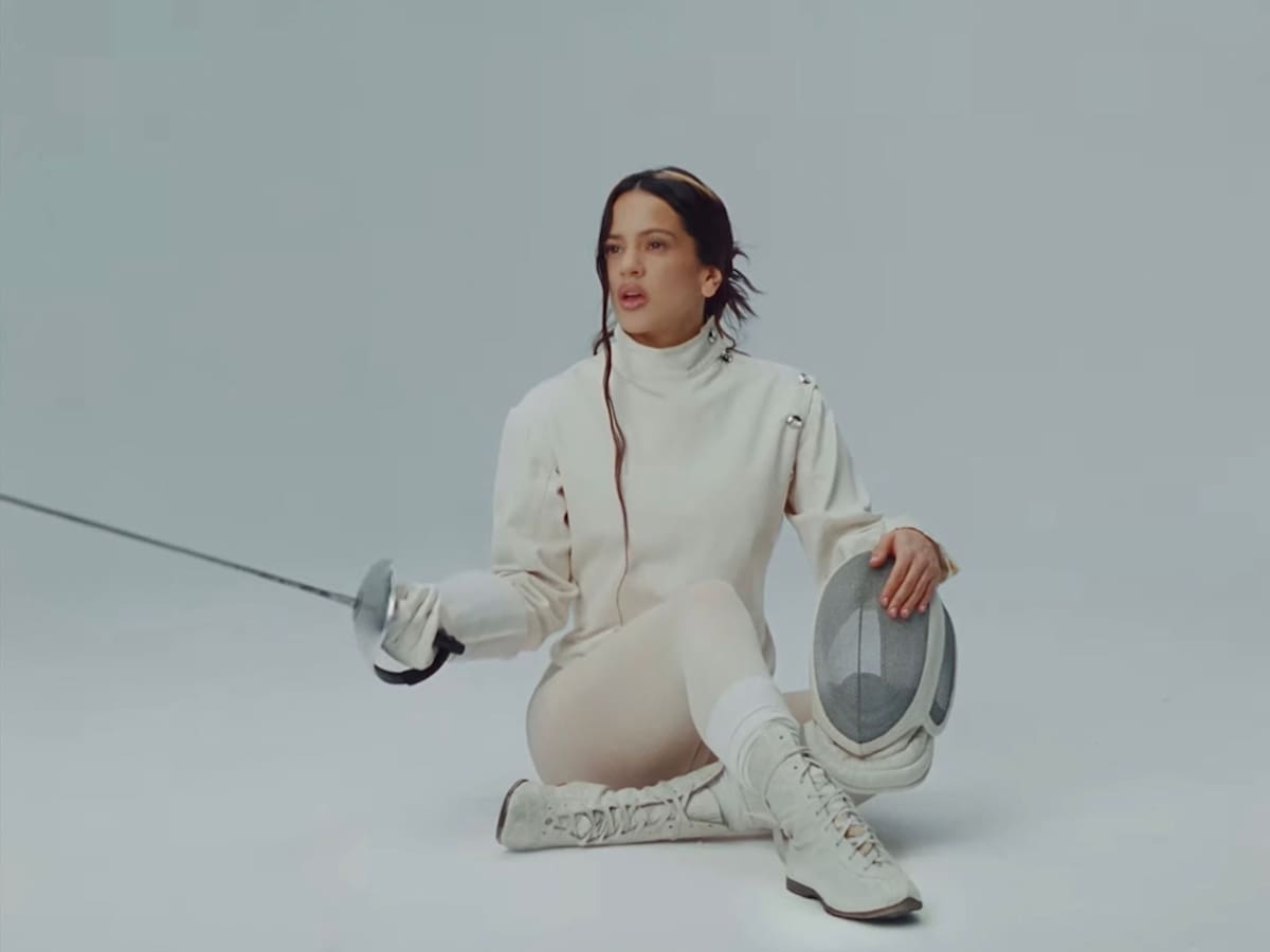 Rosalía lanza el videoclip de 'La Perla': qué significan los perros y los tres deportes que aparecen