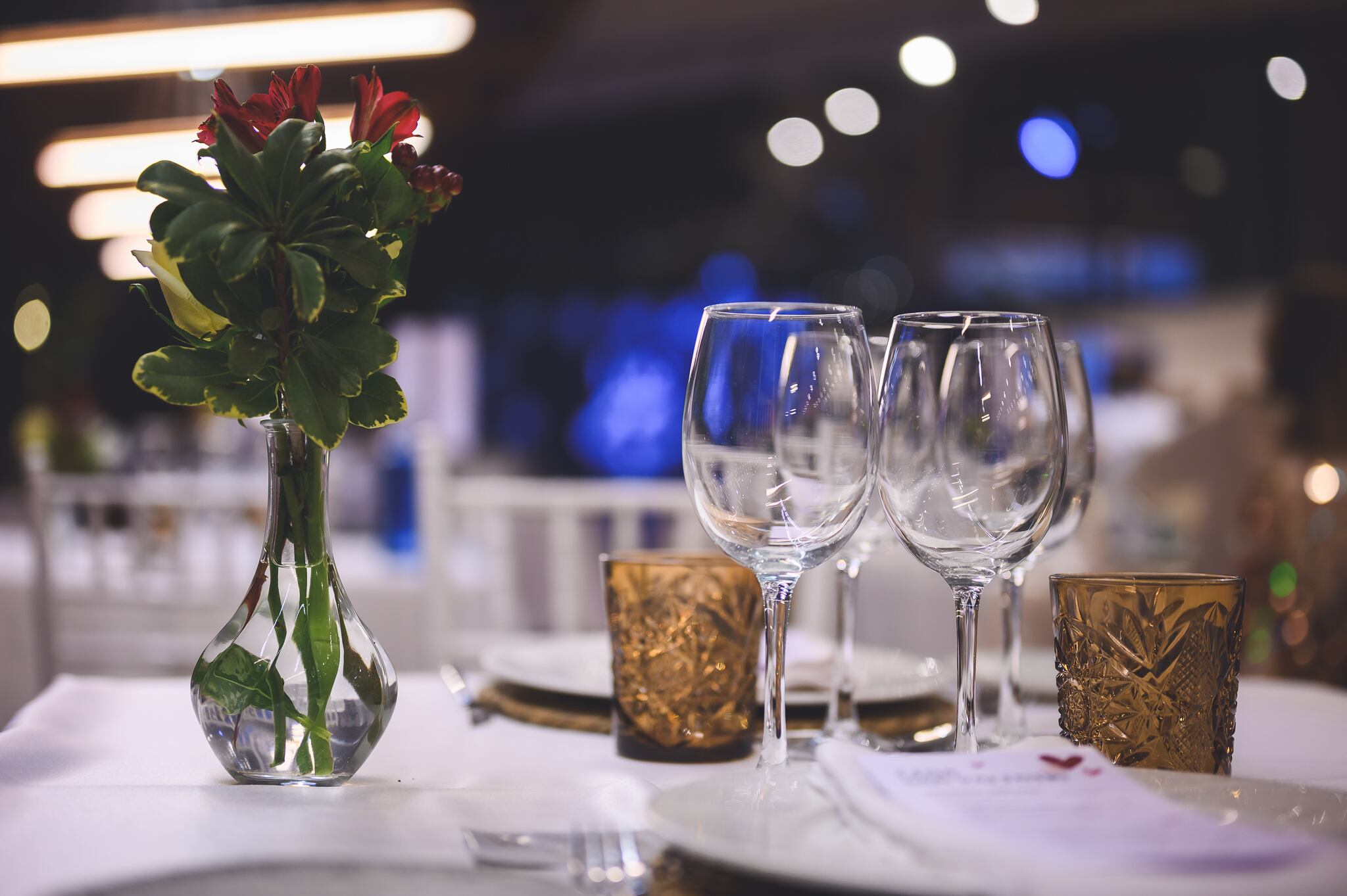 Detalle de la mesa momentos antes de empezar la cena por San Valentín en Ciudad Real con LOS40 Classic.
