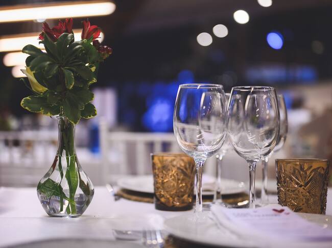 Detalle de la mesa momentos antes de empezar la cena por San Valentín en Ciudad Real con LOS40 Classic.
