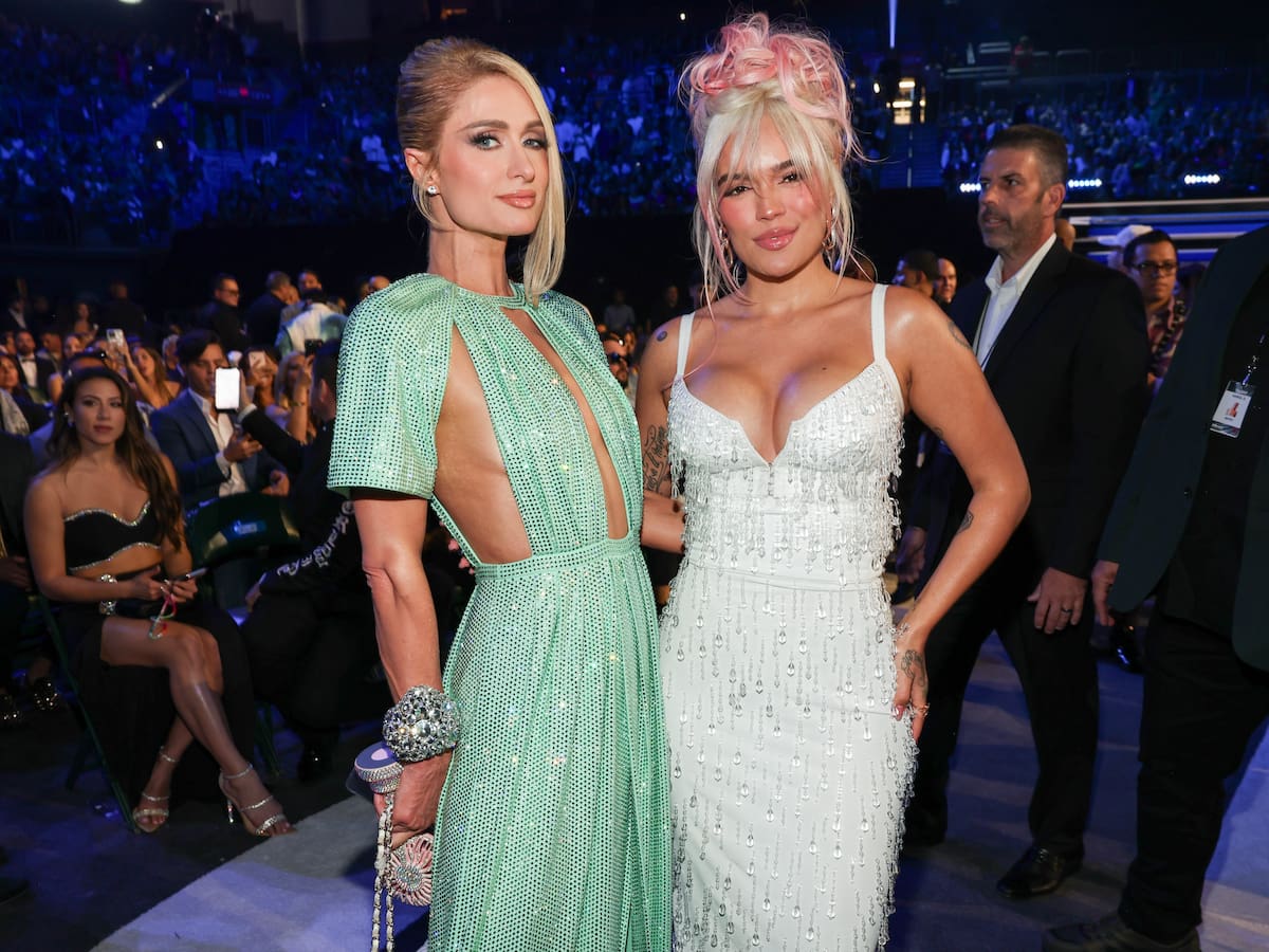 La fijación de Paris Hilton con Karol G: "Estuve con ella anoche de fiesta"