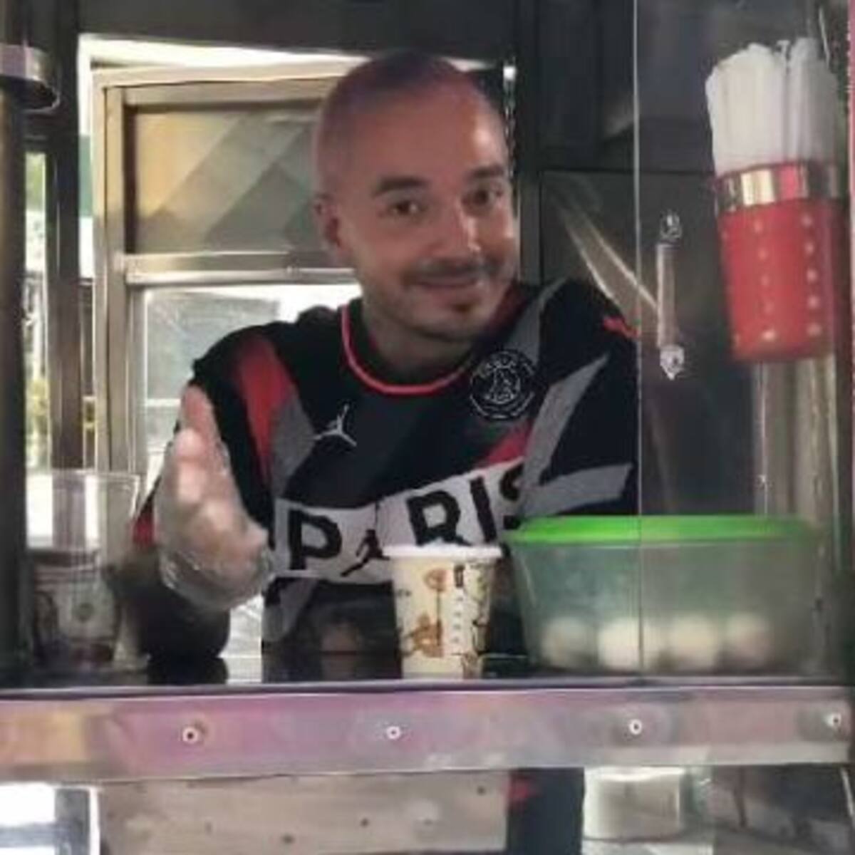 ¡Su nueva profesión! J Balvin se pone a vender café