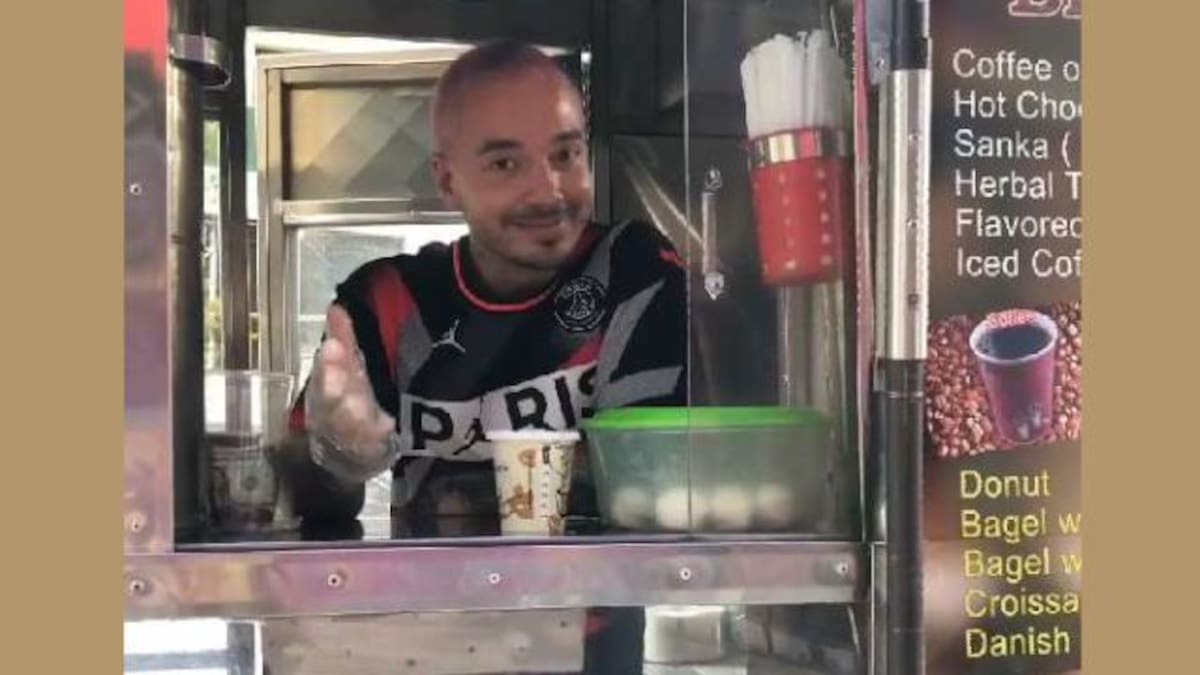 ¡Su nueva profesión! J Balvin se pone a vender café