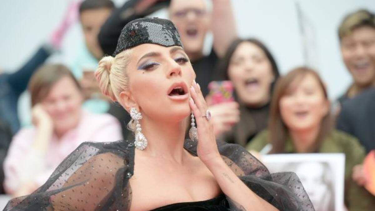 Esta es la nueva postura favorita de Lady Gaga