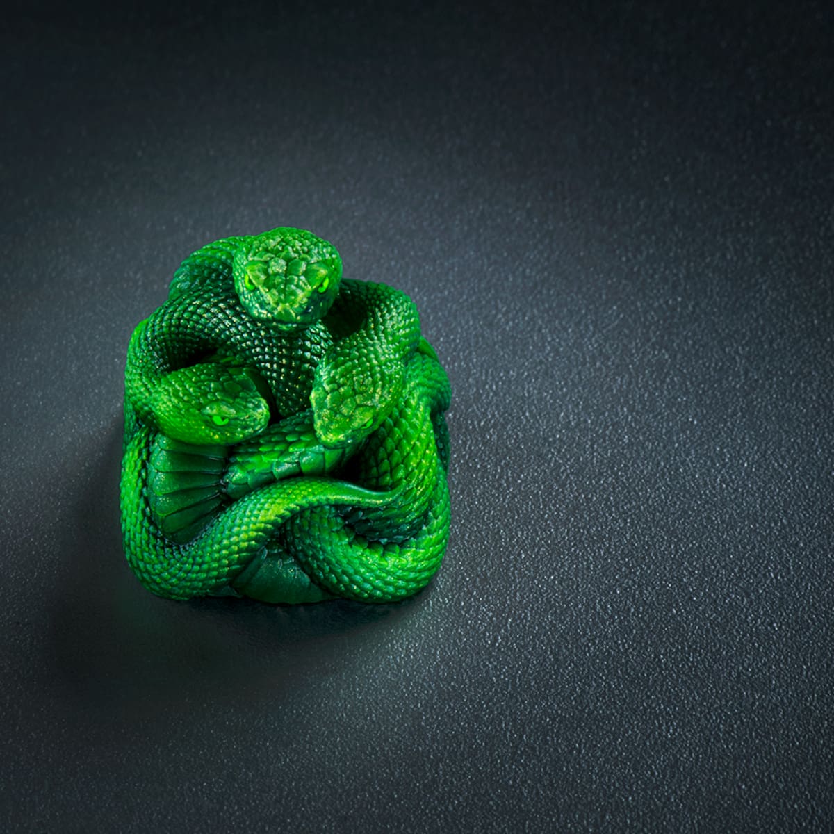 Razer presenta la Artisan Keycap “Triple-Headed Snake Edition”: su primera tecla artesanal de colección