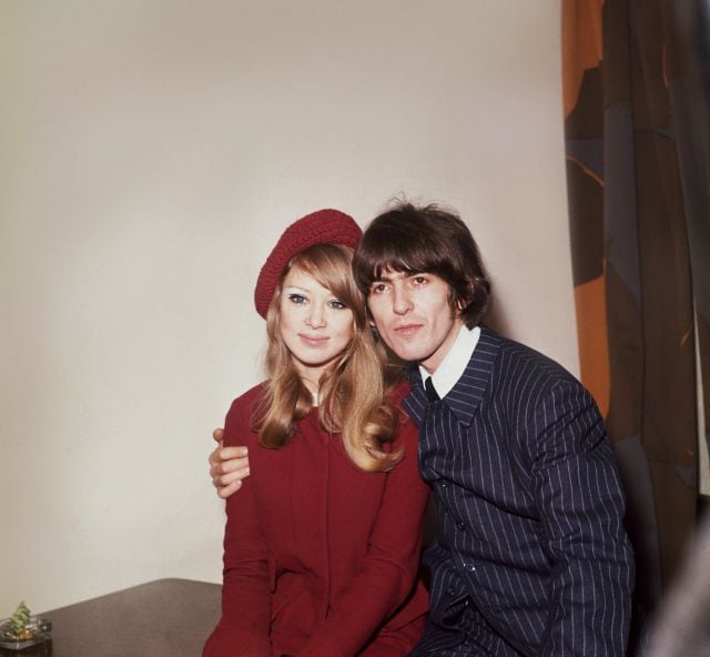 George Harrison posa con su mujer, Pattie Boyd, en 1966.