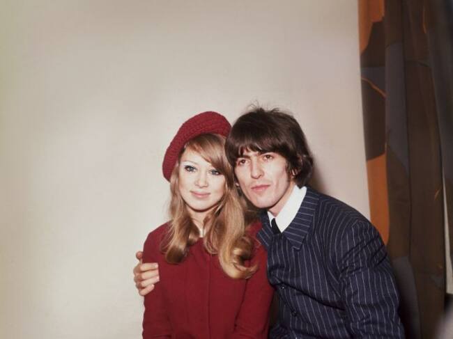 George Harrison posa con su mujer, Pattie Boyd, en 1966.
