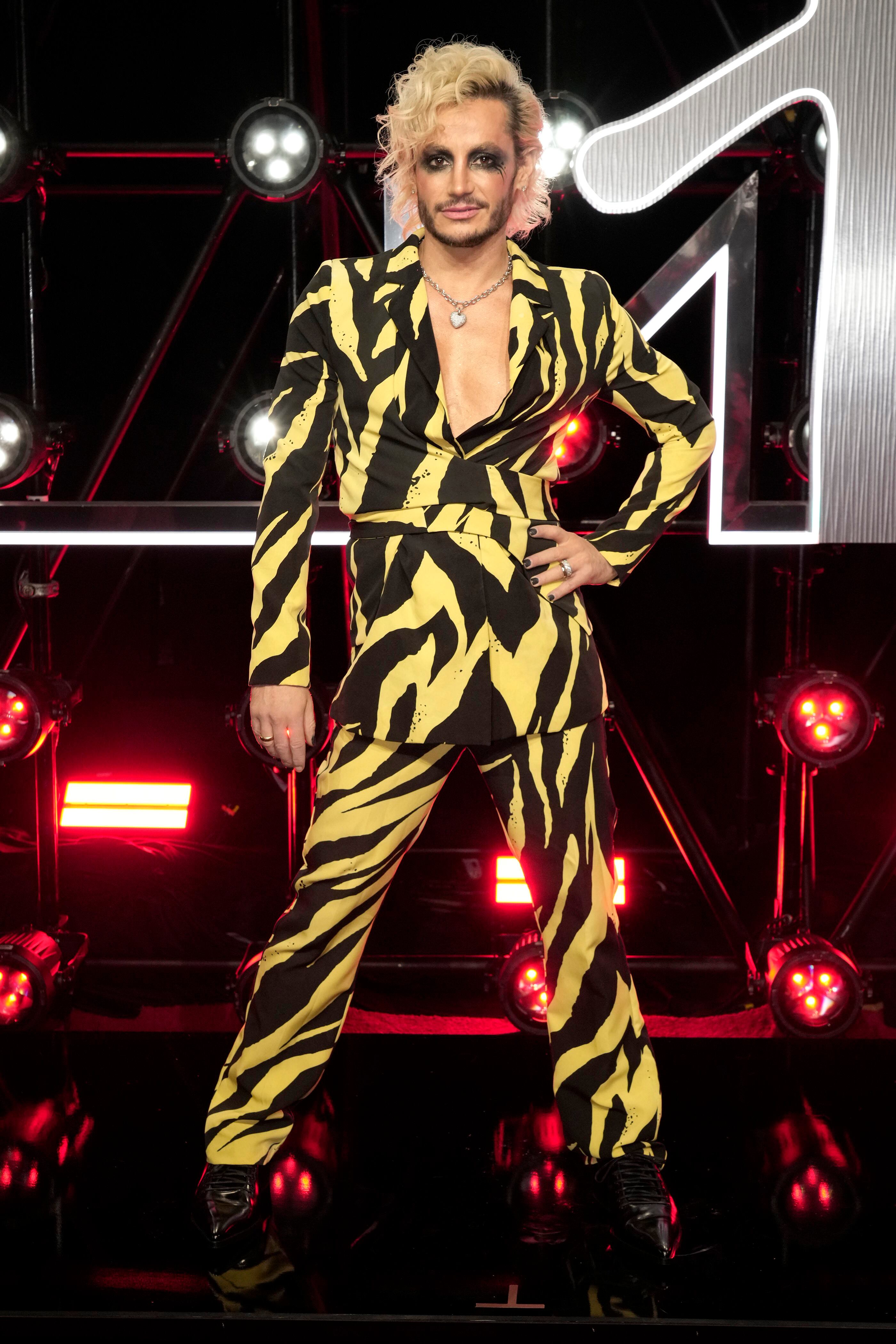 El hermano de ARiana Grande no quería faltar a la gran noche de su hermana que no actuó, pero llegaba a la gala con numerosas nominaciones. Lo suyo es el exceso y lo demostró con este print en azul y amarillo con buena carga de maquillaje y peluquería.