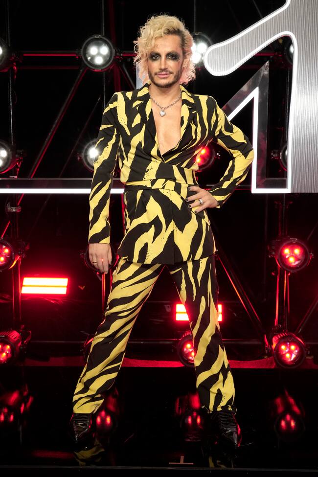 El hermano de ARiana Grande no quería faltar a la gran noche de su hermana que no actuó, pero llegaba a la gala con numerosas nominaciones. Lo suyo es el exceso y lo demostró con este print en azul y amarillo con buena carga de maquillaje y peluquería.