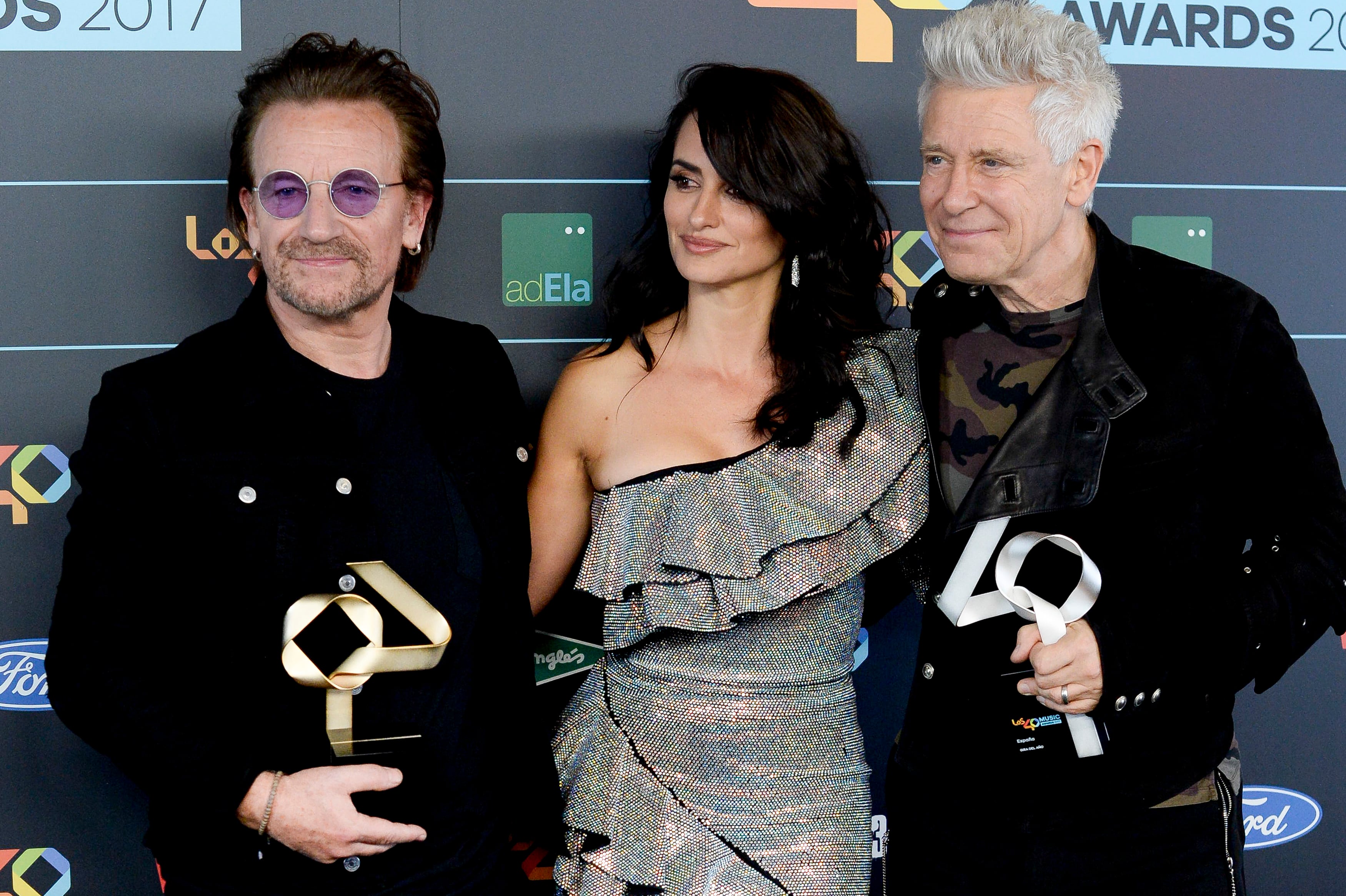 Bono, Penelope Cruz y Adam Clayton en LOS40 Music Awards 2017