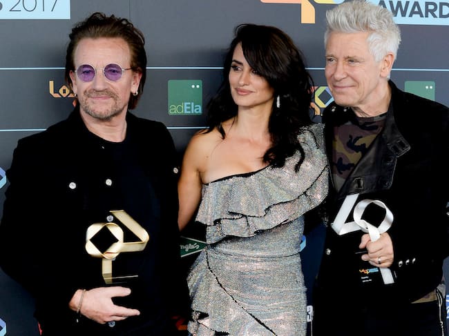 Bono, Penelope Cruz y Adam Clayton en LOS40 Music Awards 2017