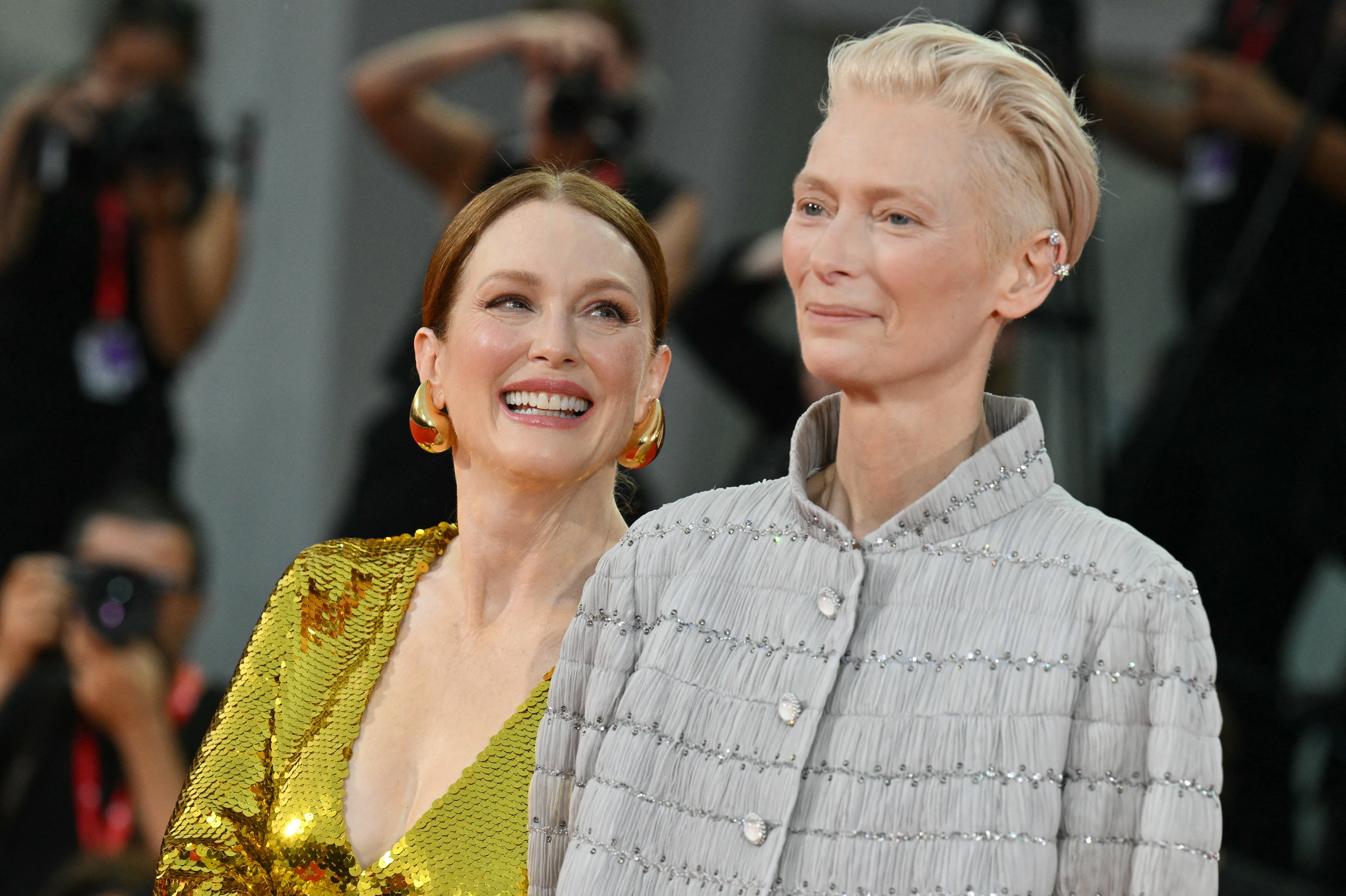 Julianne Moore y Tilda Swinton en la alfombra de &quot;The Room Next Door&quot; en el Festival de Venecia. (Photo by Alberto PIZZOLI / AFP) (Photo by ALBERTO PIZZOLI/AFP via Getty Images)