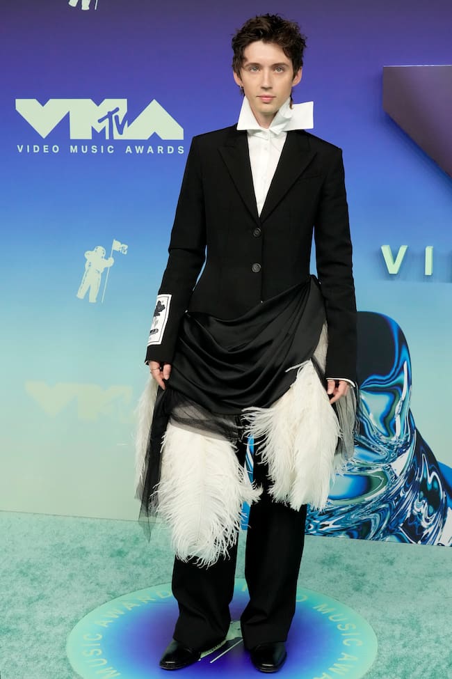 Troye Sivan, en la alfombra roja de los MTV VMAs 2026.
