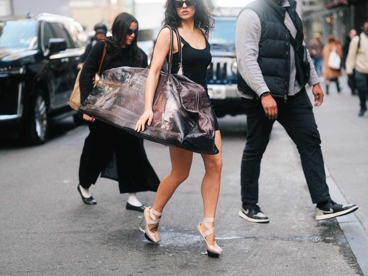 Rosalía recicla sus puntas de ballet de 'LUX Tour' para crear un trampantojo por las calles de Nueva York