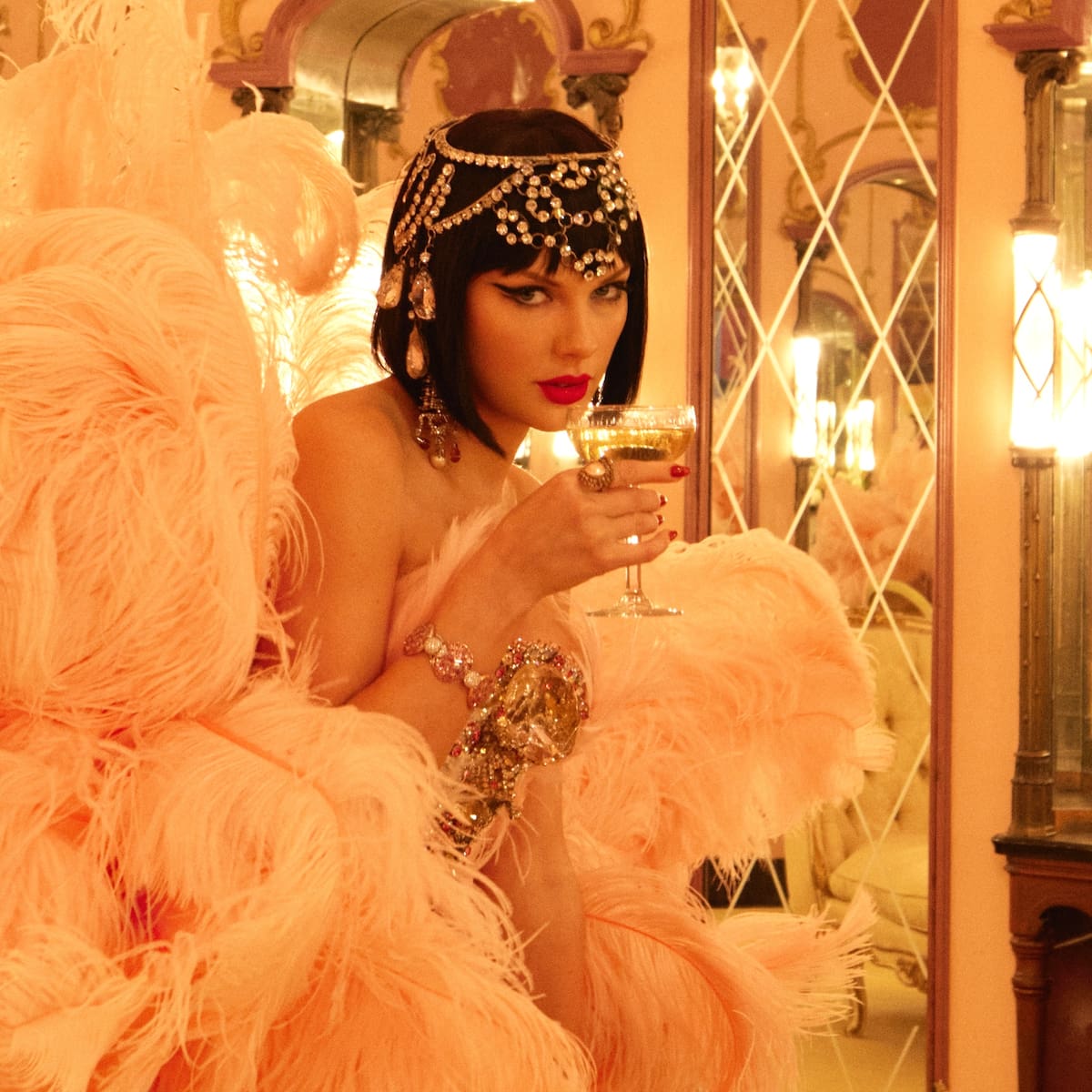 Taylor Swift lanza el vídeo de 'Elizabeth Taylor' con una única protagonista: todas las películas que aparecen