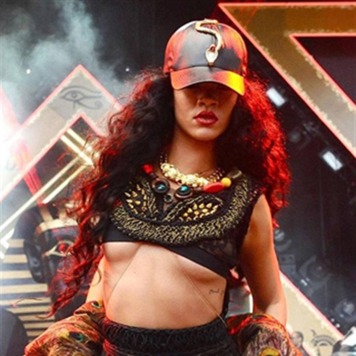 Casi se le ve todo a Rihanna