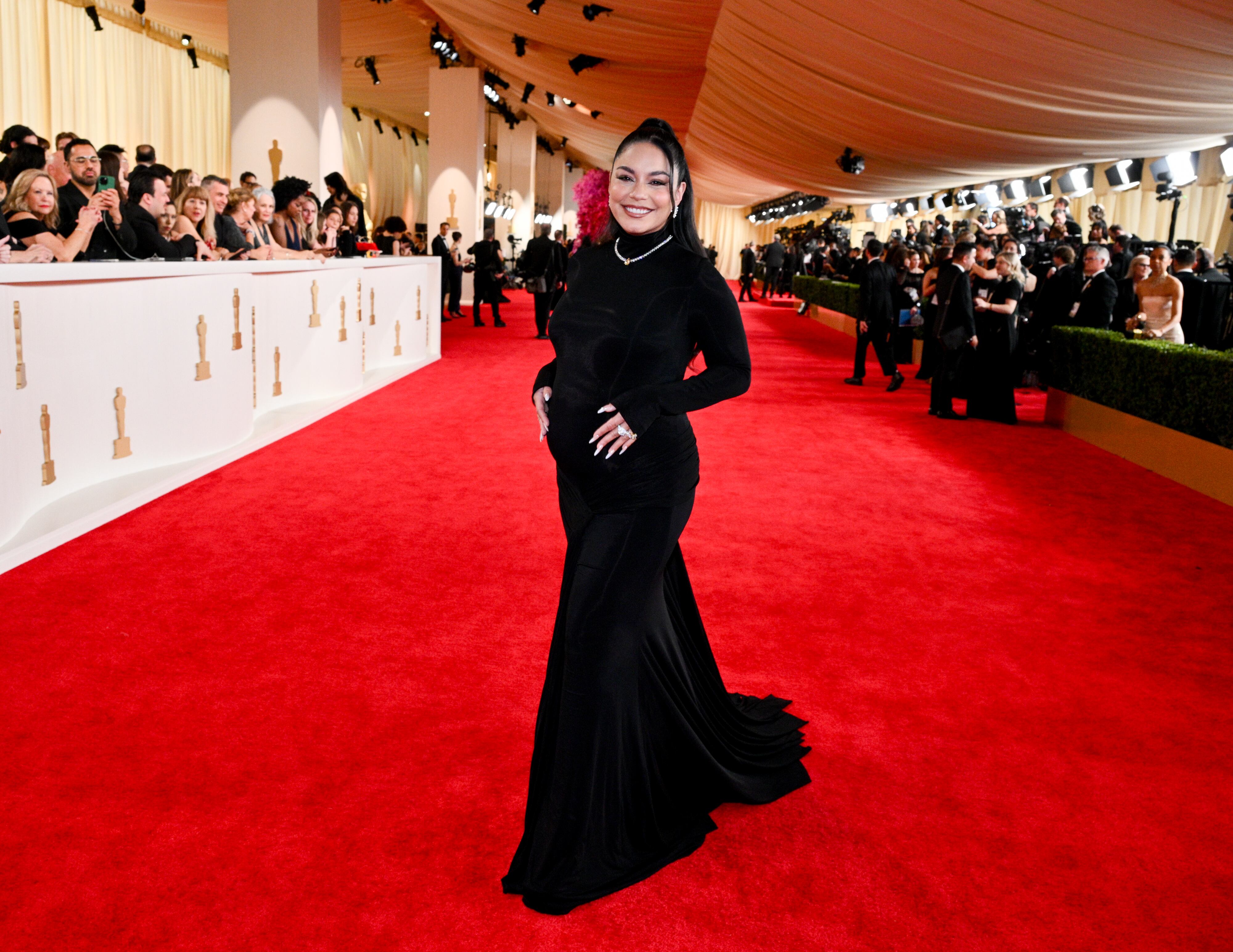 Vanessa Hudgens se puso de negro ceñido para presumir de embarazo y estaba radiante. Vera Wang es la responsable de su diseño.