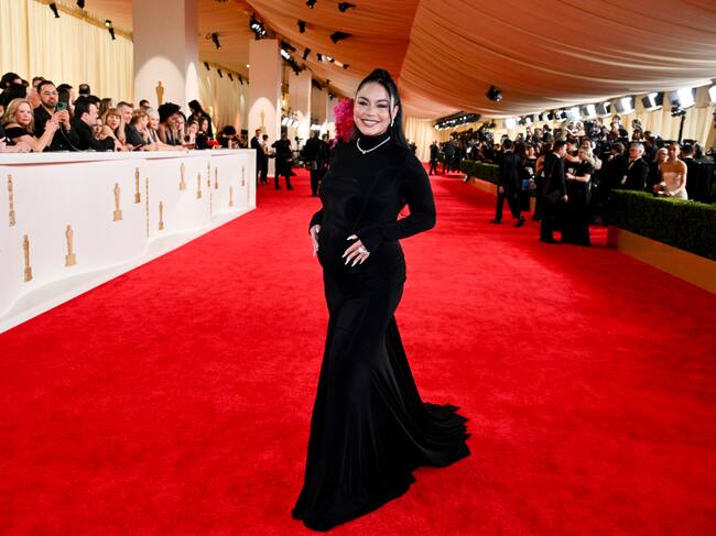 Vanessa Hudgens se puso de negro ceñido para presumir de embarazo y estaba radiante. Vera Wang es la responsable de su diseño.