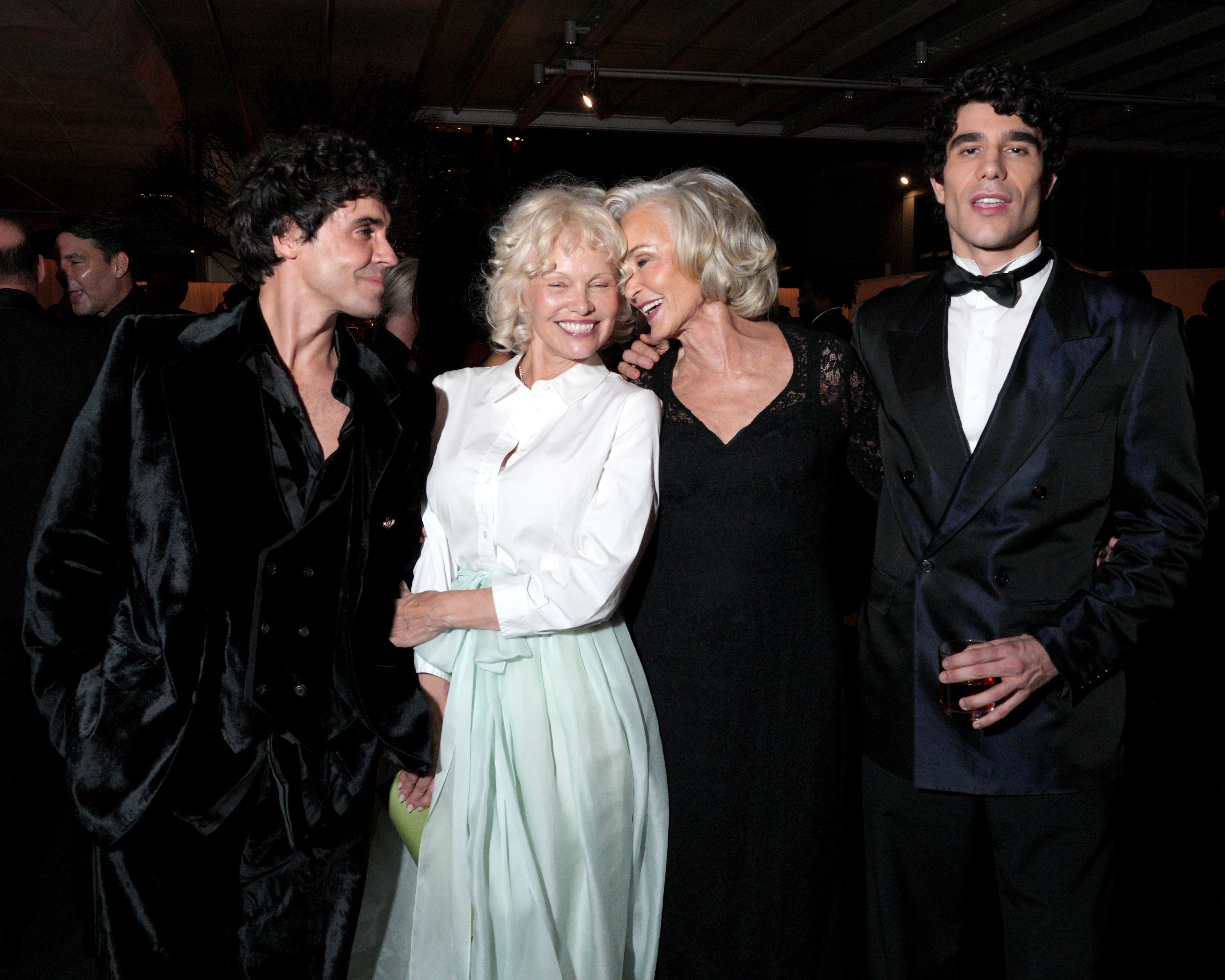 Javier Ambrossi, Pamela Anderson, Jessica Lange y Javier Calvo en la Gala Anual del museo de la Academia en Los Ángeles, California. / Presley Ann Slack/Oscars/Getty