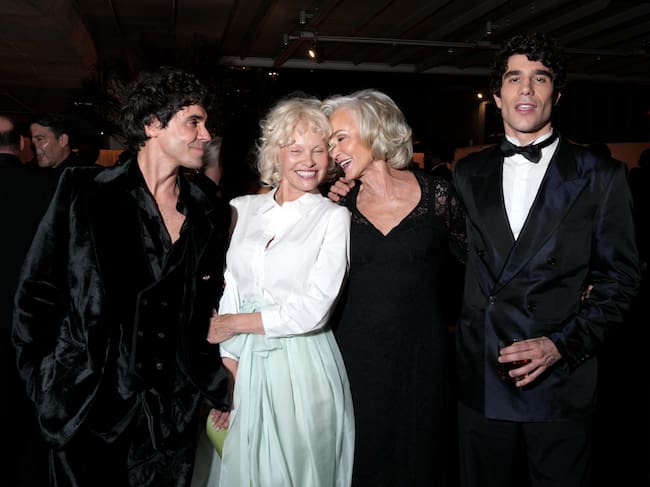 Javier Ambrossi, Pamela Anderson, Jessica Lange y Javier Calvo en la Gala Anual del museo de la Academia en Los Ángeles, California. / Presley Ann Slack/Oscars/Getty