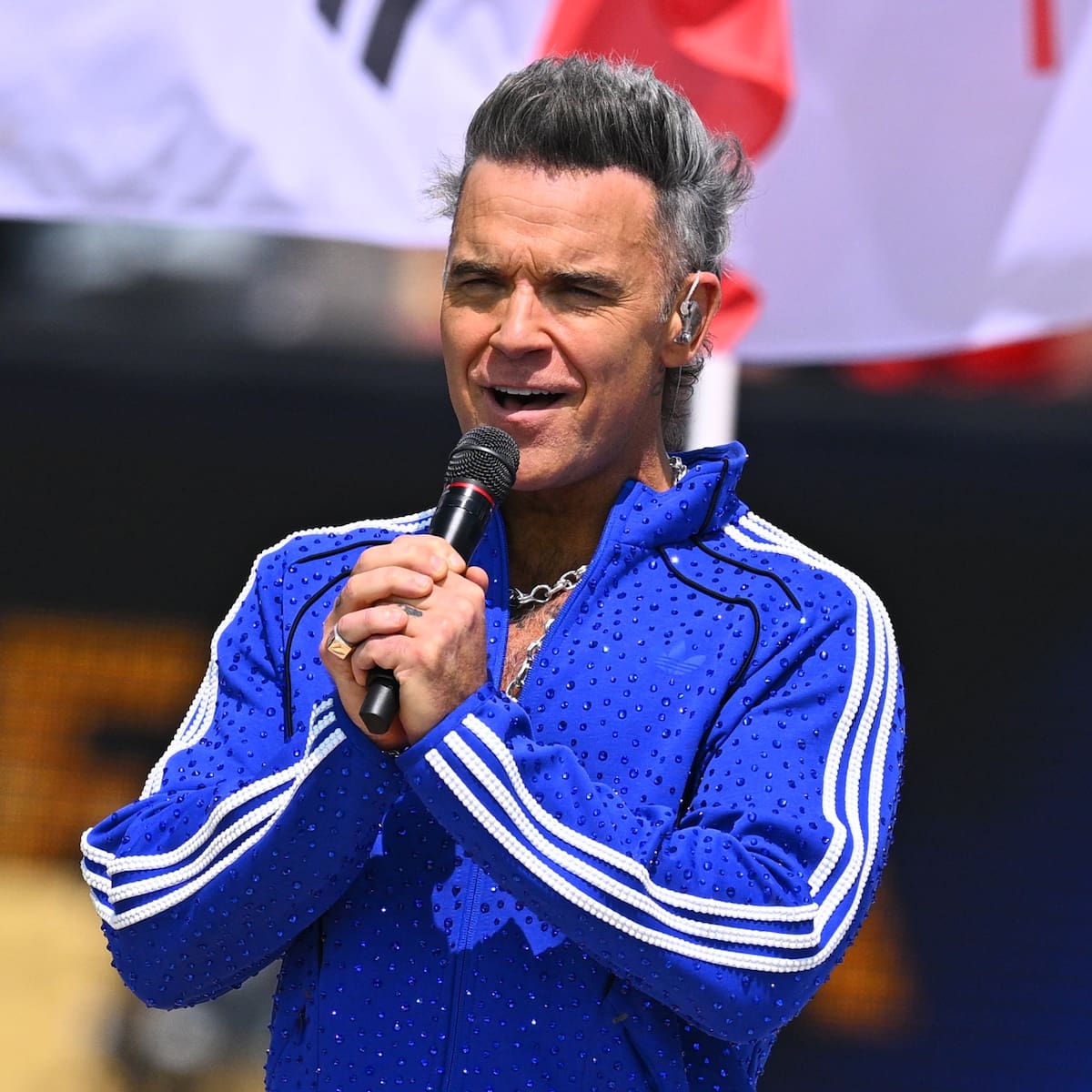 Robbie Williams tira de humor para pedir disculpas por las imágenes virales de su entrevista durante la final del Mundial 2026