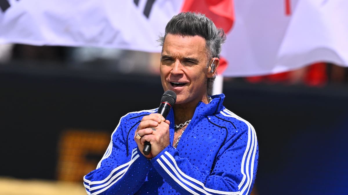 Robbie Williams tira de humor para pedir disculpas por las imágenes virales de su entrevista durante la final del Mundial 2026