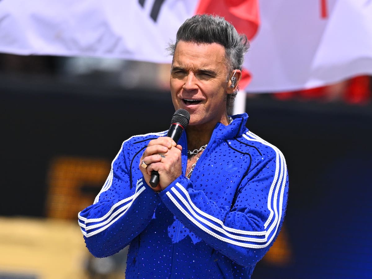 Robbie Williams tira de humor para pedir disculpas por las imágenes virales de su entrevista durante la final del Mundial 2026