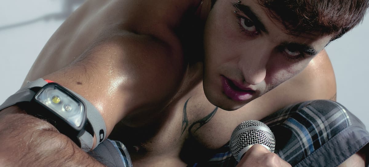 BAJOCERO X presenta su primer álbum de estudio 'Desquiciado', una mezcla de las tradición clásica española con una producción moderna y electrónica.