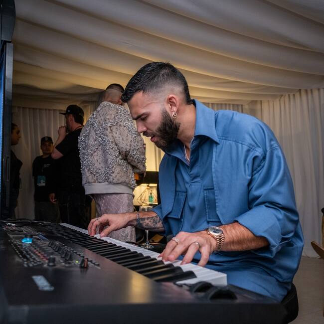 Julián Turizo calentando en el backstage del Festival Viña del Mar.
