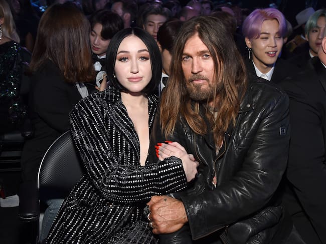 Noah Cyrus y Billy Ray Cyrus en los Grammy 2019