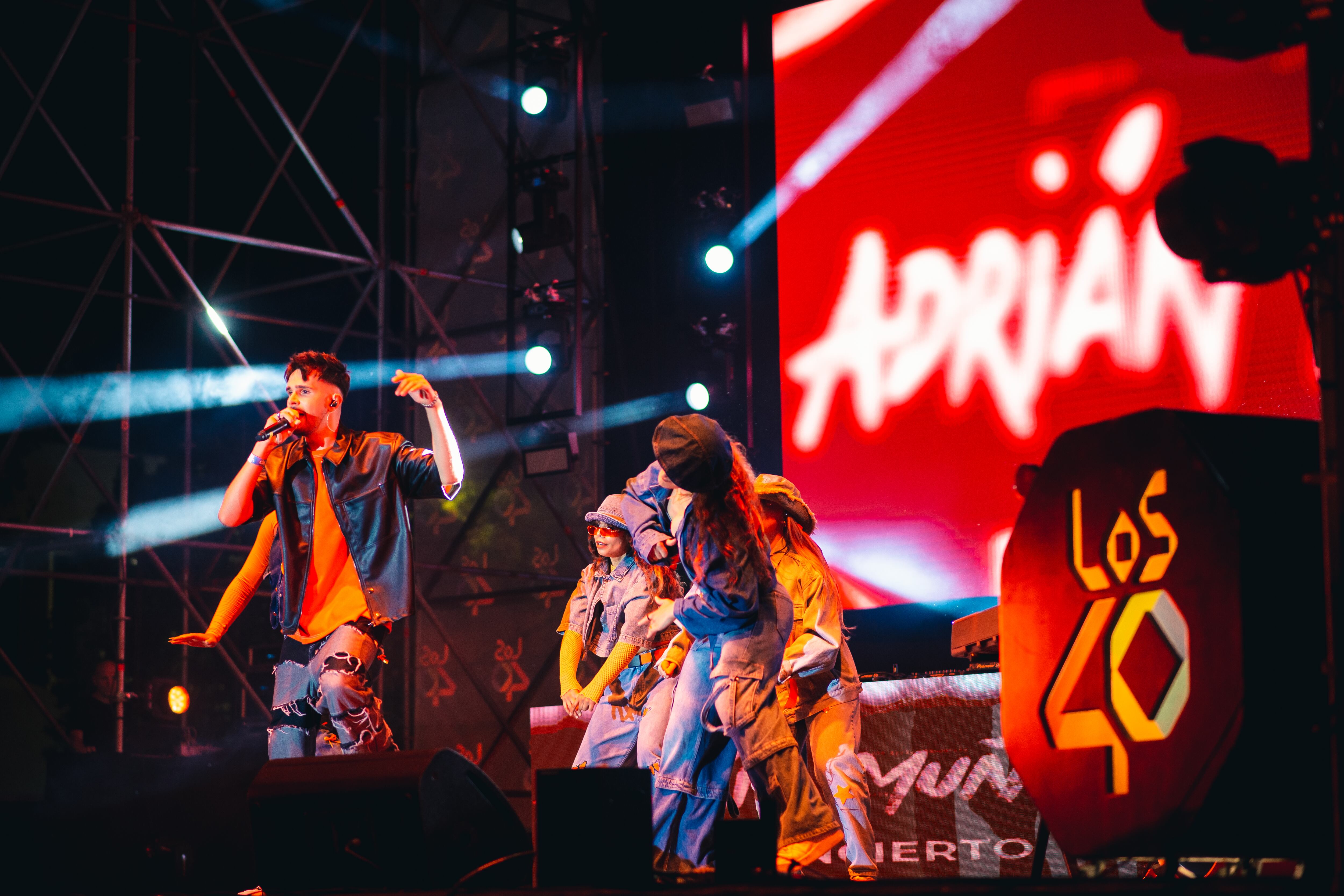 Adrián Muñoz se presentó ante los oyentes de LOS40 con hits tan bailables como 'Pensándote'.