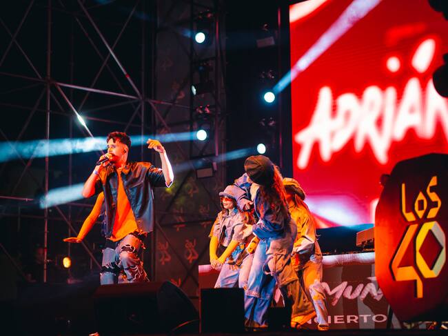 Adrián Muñoz se presentó ante los oyentes de LOS40 con hits tan bailables como 'Pensándote'.