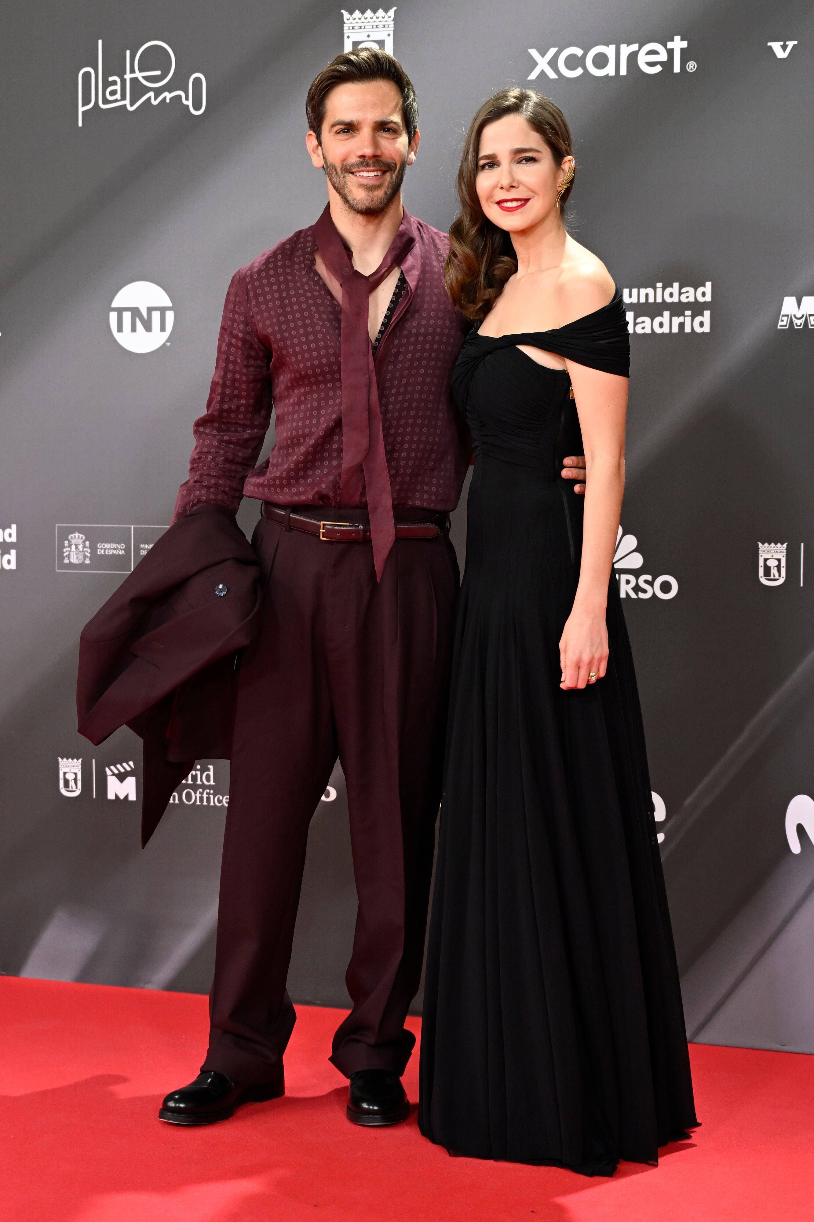 También hemos visto parejas en esta alfombra como esta tan querida que forman Marc Clotet y Natalia Sánchez que han combinado sus outfit en negro y berenjena.