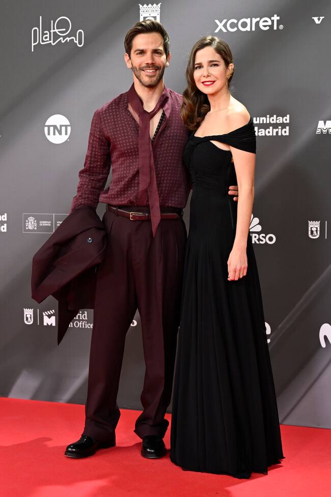 También hemos visto parejas en esta alfombra como esta tan querida que forman Marc Clotet y Natalia Sánchez que han combinado sus outfit en negro y berenjena.