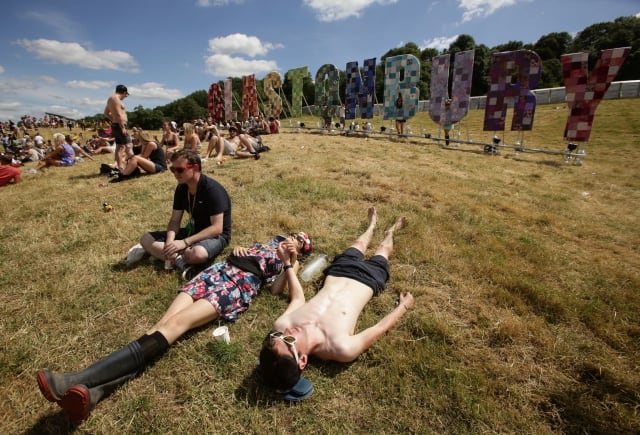 Festivaleros, descansan en el césped del festival de Glastonbury. El primer objetivo de este festival británico es ser ser &#039;plastic free&#039;.