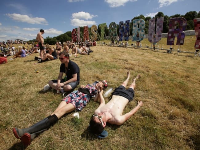 Festivaleros, descansan en el césped del festival de Glastonbury. El primer objetivo de este festival británico es ser ser 'plastic free'.