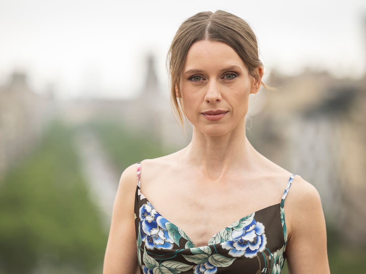 La actriz Manuela Vellés (‘Velvet’) vuelve a la música con ‘Ocupo espacio’, su nueva canción