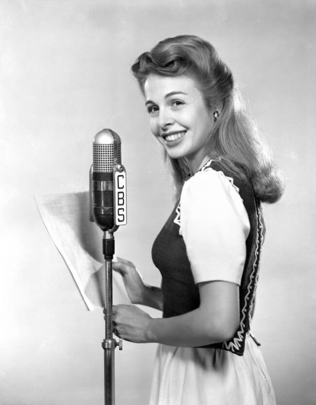 La actriz y bailarina Marge Champion posa durante un evento radiofónico para la CBS celebrado en 1942