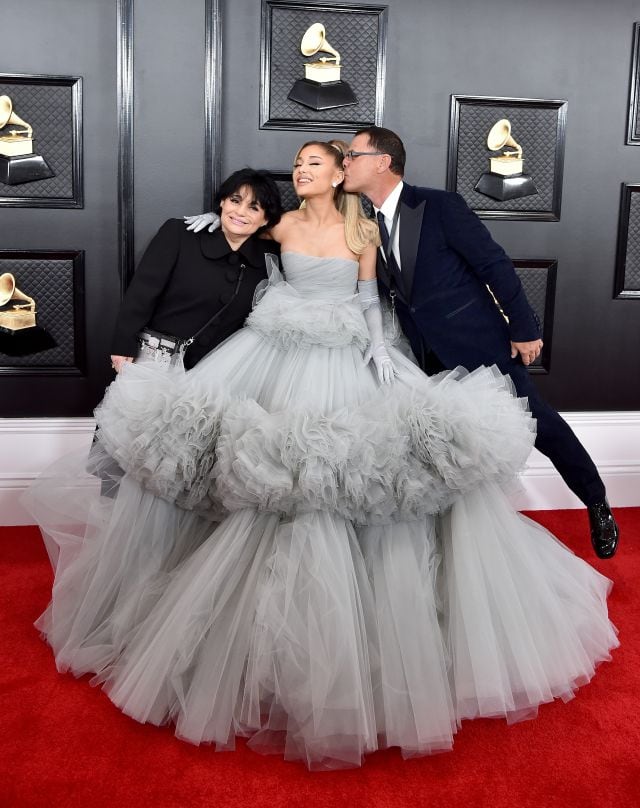 Ariana Grande y sus padres en la alfombra roja de los Grammy 2020.