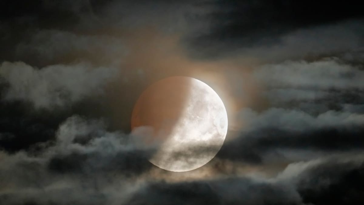 Cómo va a afectar el eclipse lunar parcial de agosto a los signos del zodiaco