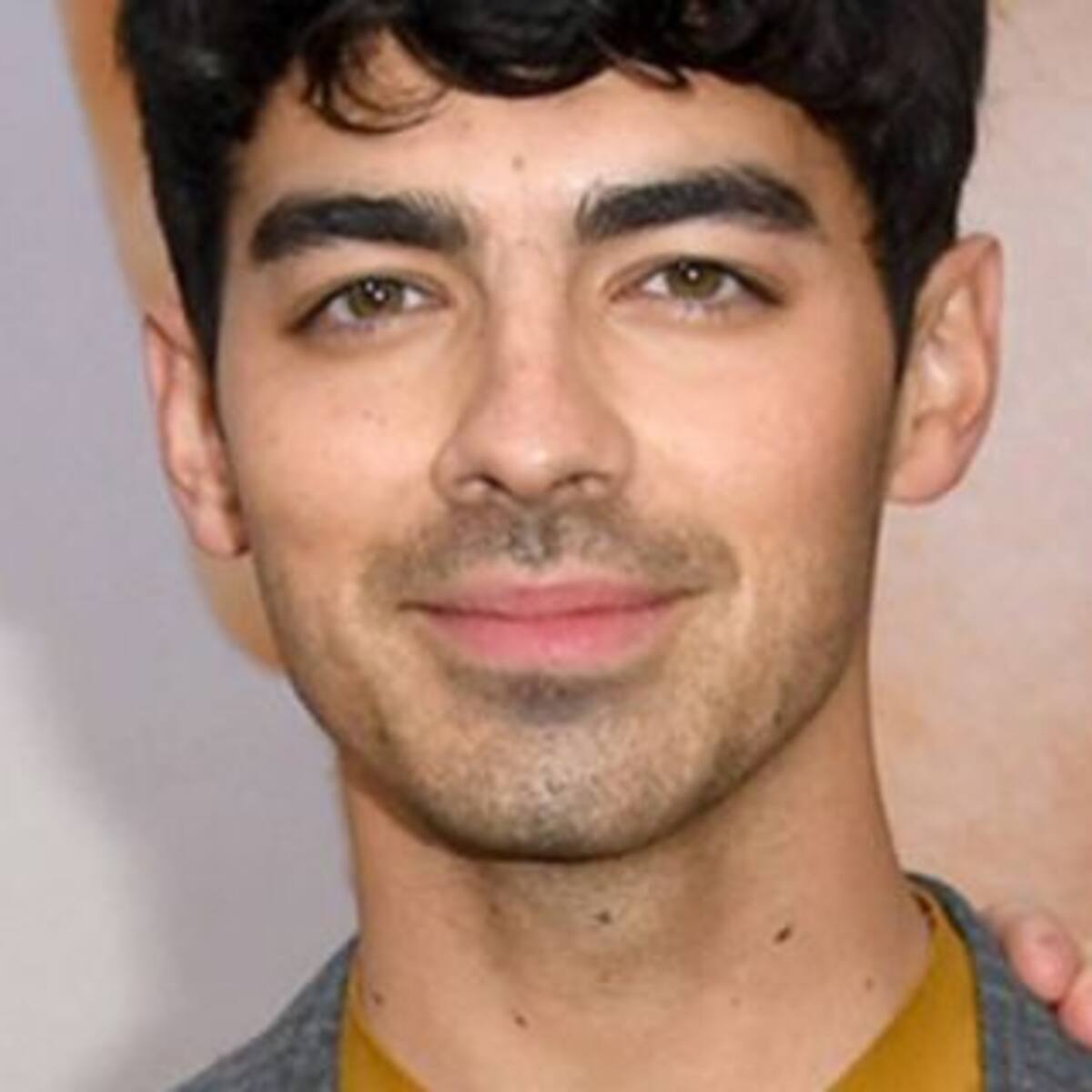 Joe Jonas sorprendió con un radical cambio de look