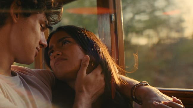 Maia Reficco y Fernando Lindez en 'Sunrise: El último amanecer'. / Prime Video © Amazon Content Services