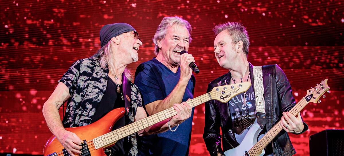 Roger Glover, Ian Gillan y Simon McBride, miembros de Deep Purple, durante un concierto en Milán, el 17 de octubre de 2022.
