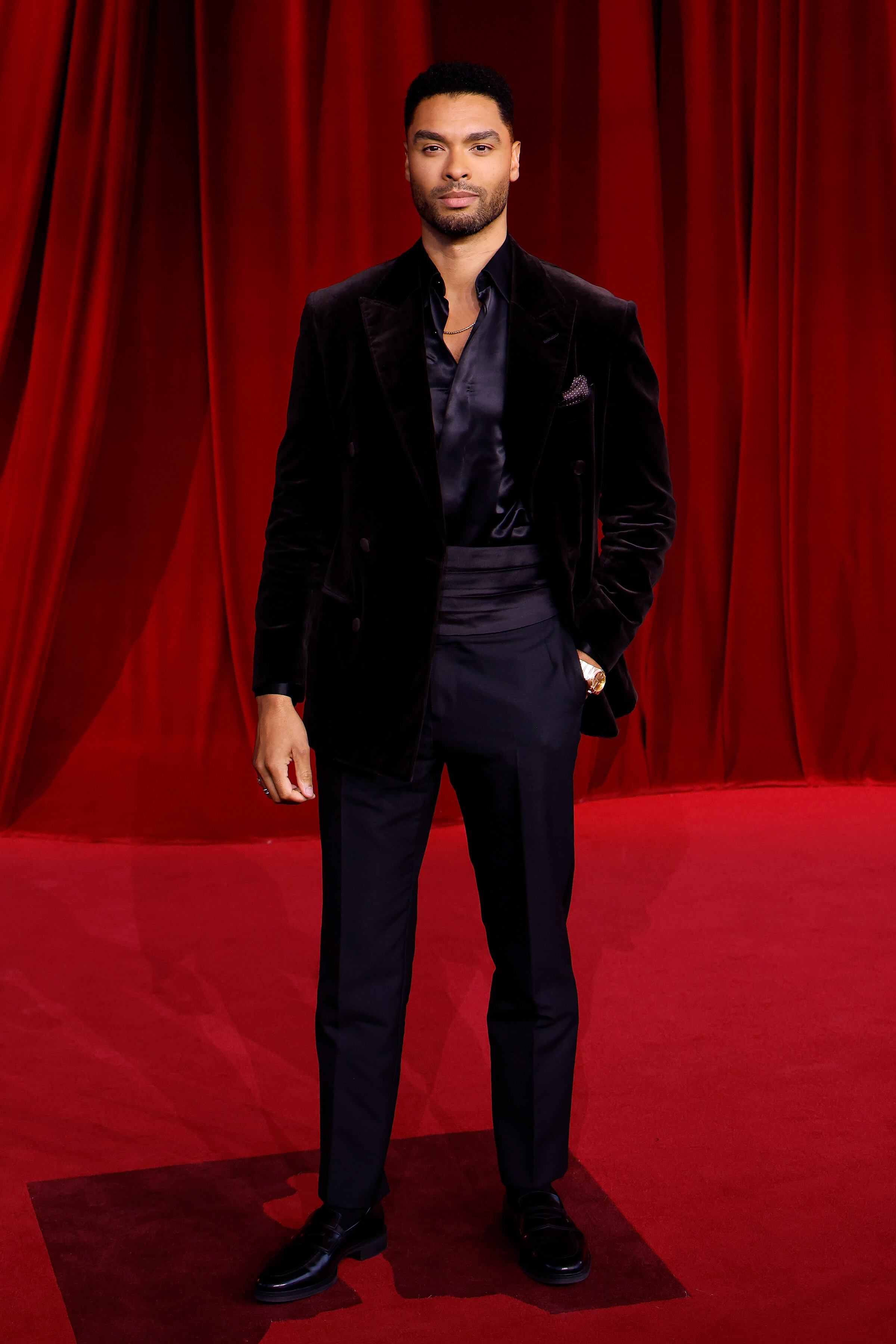 Desde que rodó Los Bridgerton, Rege-Jean Page se ha convertido en uno de los galanes imprescindibles de este tipo de alfombras.